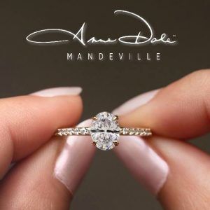 Oval engagement diamond ring